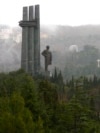 На фотографії 2009 року зображено частину піонерського табору «Артек» і пам'ятник Володимиру Леніну на чорноморському узбережжі Кримського півострова.<br><br>16 червня виповниться 100 років з дня заснування табору, з якого почалася драматична історія радянської, української та російської історії