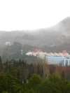O fotografie din 2009 arată o parte din tabăra de pionieri Artek și statuia lui Vladimir Lenin pe coasta Mării Negre din peninsula Crimeea, care aparținea Ucrainei.<br><br>Pe 16 iunie se împlinește un secol de la înființarea taberei, marcând începutul unei povești dramatice din istoria sovietică, ucraineană și rusă.