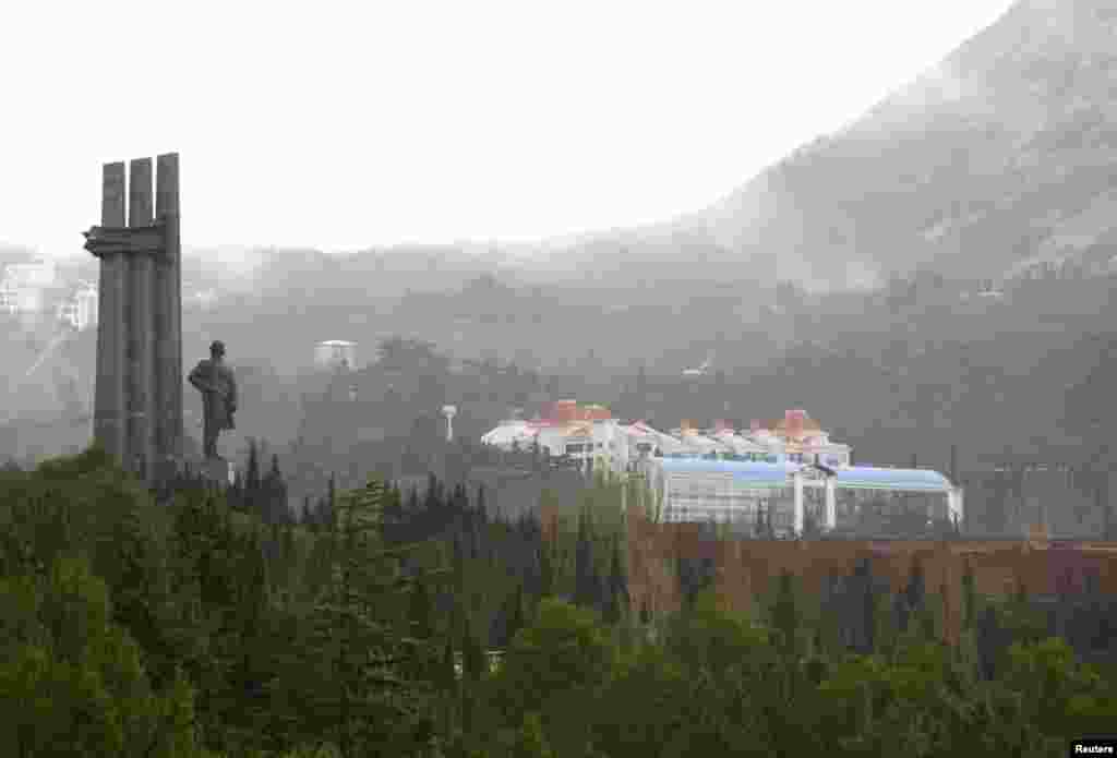 A 2009 photo shows a section of the Artek pioneer camp and its statue of Vladimir Lenin on the Black Sea coast of Ukraine's Crimean peninsula.June 16 will mark a century since the camp was established, beginning a dramatic story of Soviet, Ukrainian, and Russian history.
