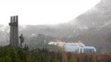 Край пионерският лагер "Артек" на брега на Черно море на полуостров Крим, Украйна, се издига статуя на комунистическия лидер Владимир Ленин. Кадърът е от 2009 г. <br><br>На 16 юни 2025 г. се навършва век от основаването на лагера, с което започва драматичната история на Съветския съюз, Украйна и Русия.