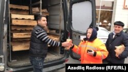 Bakıdan "Binə" çörəkləri Sumqayıtda şəhərə buraxılmadığından satıcılar maşını yolda saxlayıb çörək satmalı olur. 8yan2018