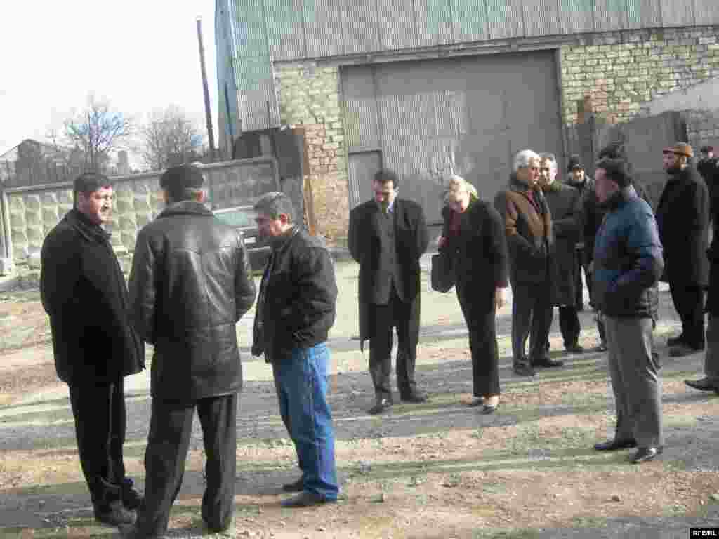 Kirayə yer tapana qədər dost-tanışın evində qalarıq. 19 yanvar 2007 - Yanvarın 19-da Azərbaycan Xalq Cəbhəsi Partiyasının (AXCP) Nizami rayonu Keşlə qəsəbəsindəki zavodun inzibati binasında saxlanılan əmlakı özünə qaytarılıb. Ədliyyə Nazirliyi Məhkəmə Qərarlarının İcrasına Nəzarət Baş İdarəsi təhvil vermə prosesini polisin və Nizami Rayon Mənzil İstismar İdarəsi nümayəndəsinin iştirakı ilə həyata keçirib. Əmlakı təhvil alan AXCP sədrinin müavini Fuad Mustafayev köçürülmə zamanı əşyaların bir hissəsinin yararsız hala düşdüyünü, avadanlıqların bəzilərinin sıradan çıxdığını və hətta kamera, fotoaparat və s. cihazların yox olduğunu bildirib.  Prosesdə iştirak edən Bakı Şəhər Baş Polis İdarəsinin rəis müavini Yaşar Əliyevin sözlərinə görə isə, bina polis tərəfindən ciddi mühafizə olunub: «Əmlak ora yığılandan sonra açarın biri AXCP-yə verilib. Bayırda isə daim polis əməkdaşları dayanıblar. Həmin müddət ərzində içəri AXCP üzvlərindən başqa kimsənin daxil olmasına yol verilməyib».