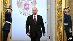 Vladimir Putin Moskvadaki Büyük Kreml sarayında inauguratsiya merasimine keldi, 2024 senesi mayısnıñ 7-si