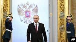 Владимир Путин влиза за церемонията по встъпване в длъжност за пети път.