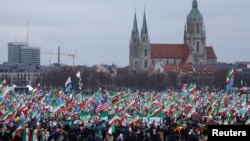 د جرمني په مونشن کې د فېبرورۍ پر ۱۴مه د ایراني حکومت پرضد د ترسره شوي احتجاج برخه وال. 