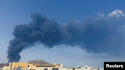 Dim se diže u naftnoj industrijskoj zoni u Fudžajri nakon incidenta s dronom 14. marta koji je doveo do privremene obustave rada. Prema navodima, postrojenje od tada nije ponovo pogođeno.