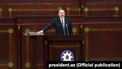 الهام علی‌اف که از سال ۲۰۰۳ قدرت را در دست دارد، همواره انتقادها در زمینه سوءاستفاده از قدرت و به زندان افکندن مخالفان خود را تکذیب کرده است.