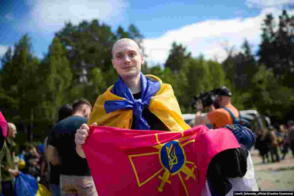 З російського полону сьогодні повернулися 160 українських військовослужбовців. Серед звільнених зокрема 115 оборонців Маріуполя. Окрім солдатів і сержантів, також повернули 58 офіцерів, заявили у Координаційному штабі