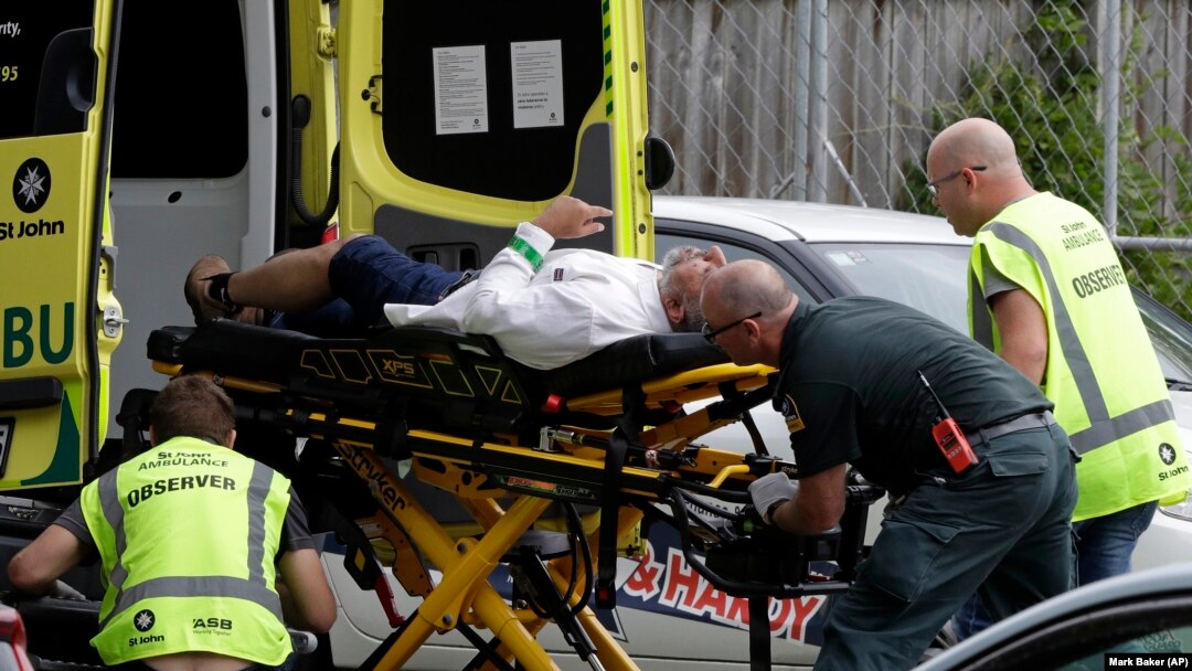 Ambulantna kola prevoze ranjene u napadu na džamiju u Christchurchu, 15. mart 2019.