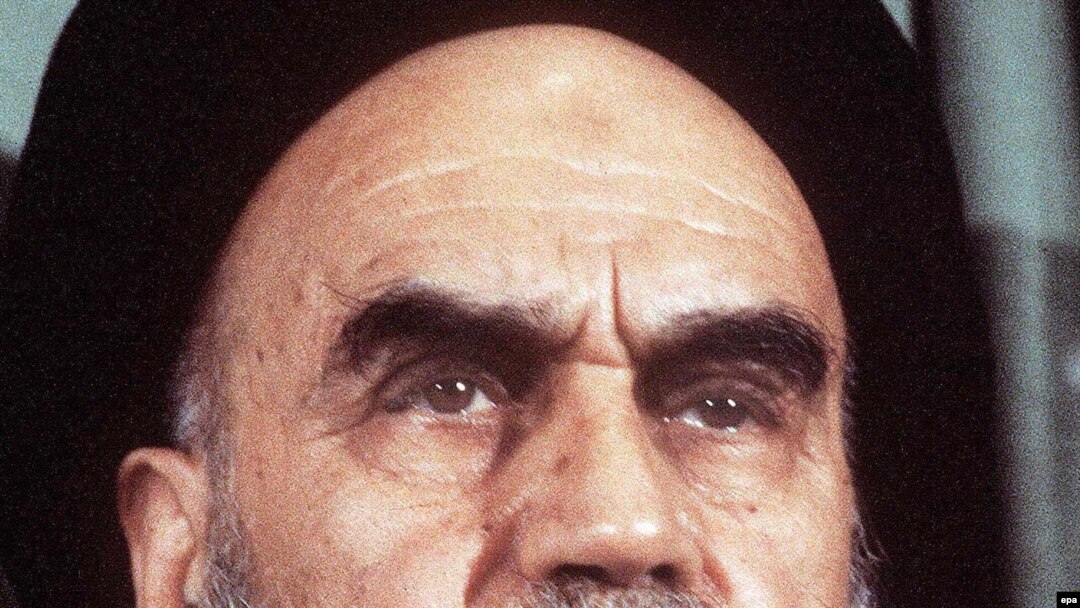 آیت الله خمینی در پاریس گفت که در دو هفته اینده به ایران می رود