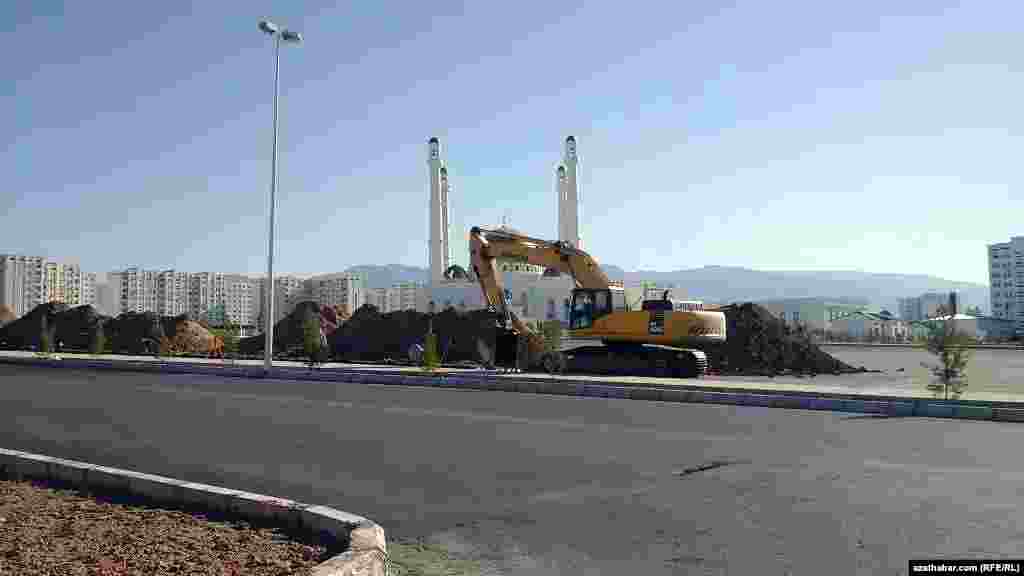 Aşgabadyň Parahat-7 etrapçasyndaky metjidiň golaýynda ýol-abatlaýyş işleri geçirilýär.