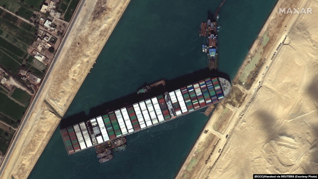 Nava care a blocat Canalul Suez are 400 de metri lungime și a durat o săptămână până traficul maritim a fost reluat. 