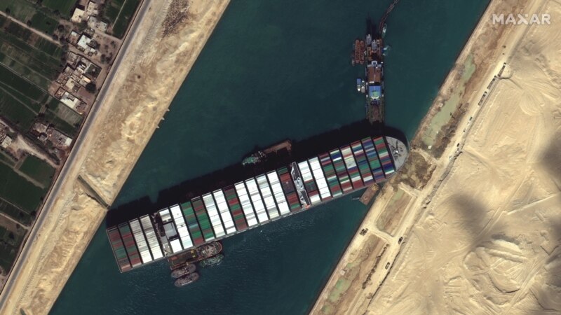 Cargobotul blocat în Canalul Suez a fost readus „parțial” pe linia de plutire
