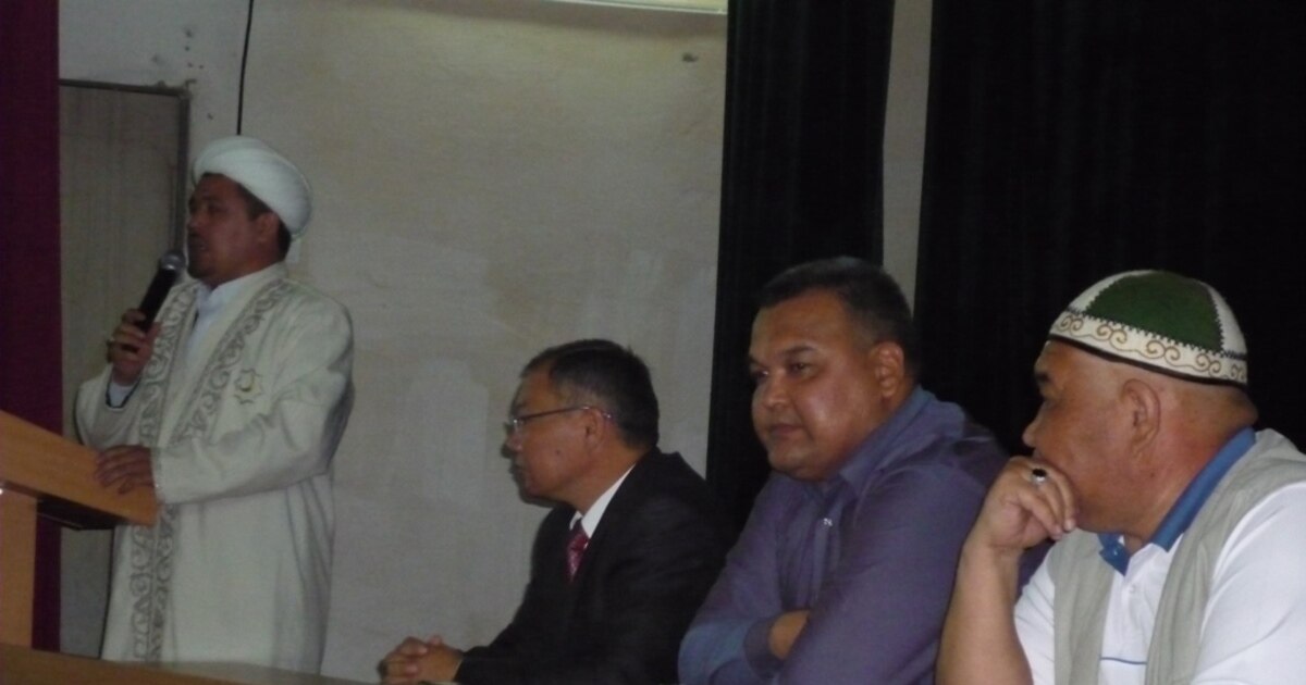 Есектерін көрсететін семіз әйелдердің көптеген фотосуреттері.