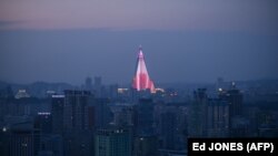 Septembrie 2016, hotelul Ryugyong profilându-se pe cerul Phenianului, Coreea de Nord.