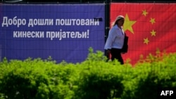 „Bine ați venit, dragi prieteni chinezi!”, scrie pe un panou ridicat la Belgrad înaintea vizitei președintelui Xi. China este cel mai important partener comercial al Serbiei. 