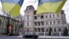 Державні прапори України майорять навпроти будівлі посольства Росії в Ризі, Латвія, 24 січня 2023 року