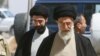 علی خامنه‌ای، رهبر کشته‌شدهٔ جمهوری اسلامی، و پشت سر او، مجتبی که به جانشینی‌اش انتخاب شده است