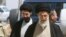 علی خامنه‌ای، رهبر کشته‌شدهٔ جمهوری اسلامی، و پشت سر او، مجتبی که به جانشینی‌اش انتخاب شده است