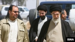 Моджтаба Хаменеї (в центрі), іде за своїм батьком на цьому архівному фото