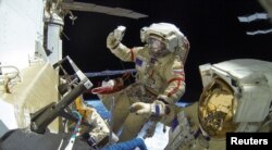 Російські космонавти Сергій Прокоп'єв і Дмитро Петелін виходять у відкритий космос із Міжнародної космічної станції (МКС), 17 листопада 2022 року