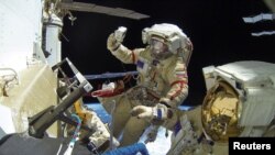 Космонаутите на Роскосмос Сергеј Прокопјев и Дмитриј Петелин спроведуваат вселенска прошетка надвор од ISS